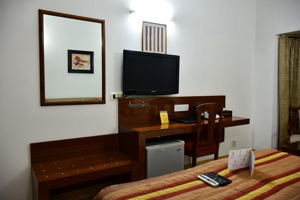 Hotel Windsor Castle Cyber City Gurgaon Exterior photo