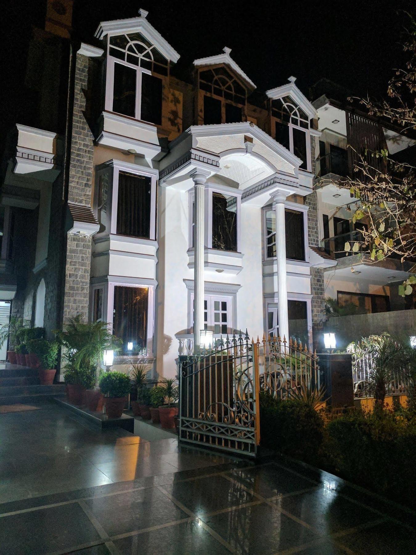 Hotel Windsor Castle Cyber City Gurgaon Exterior photo