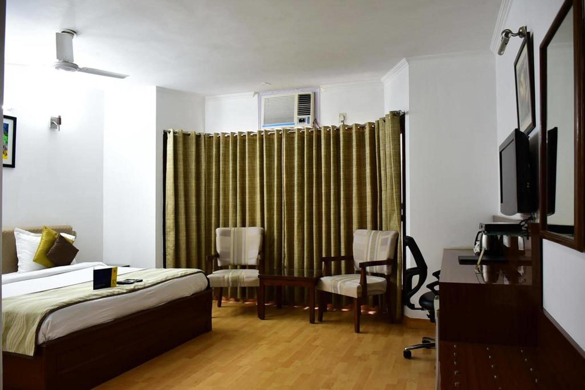 Hotel Windsor Castle Cyber City Gurgaon Exterior photo