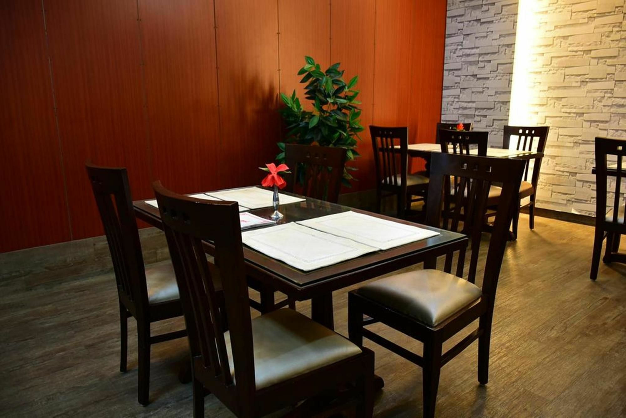 Hotel Windsor Castle Cyber City Gurgaon Exterior photo